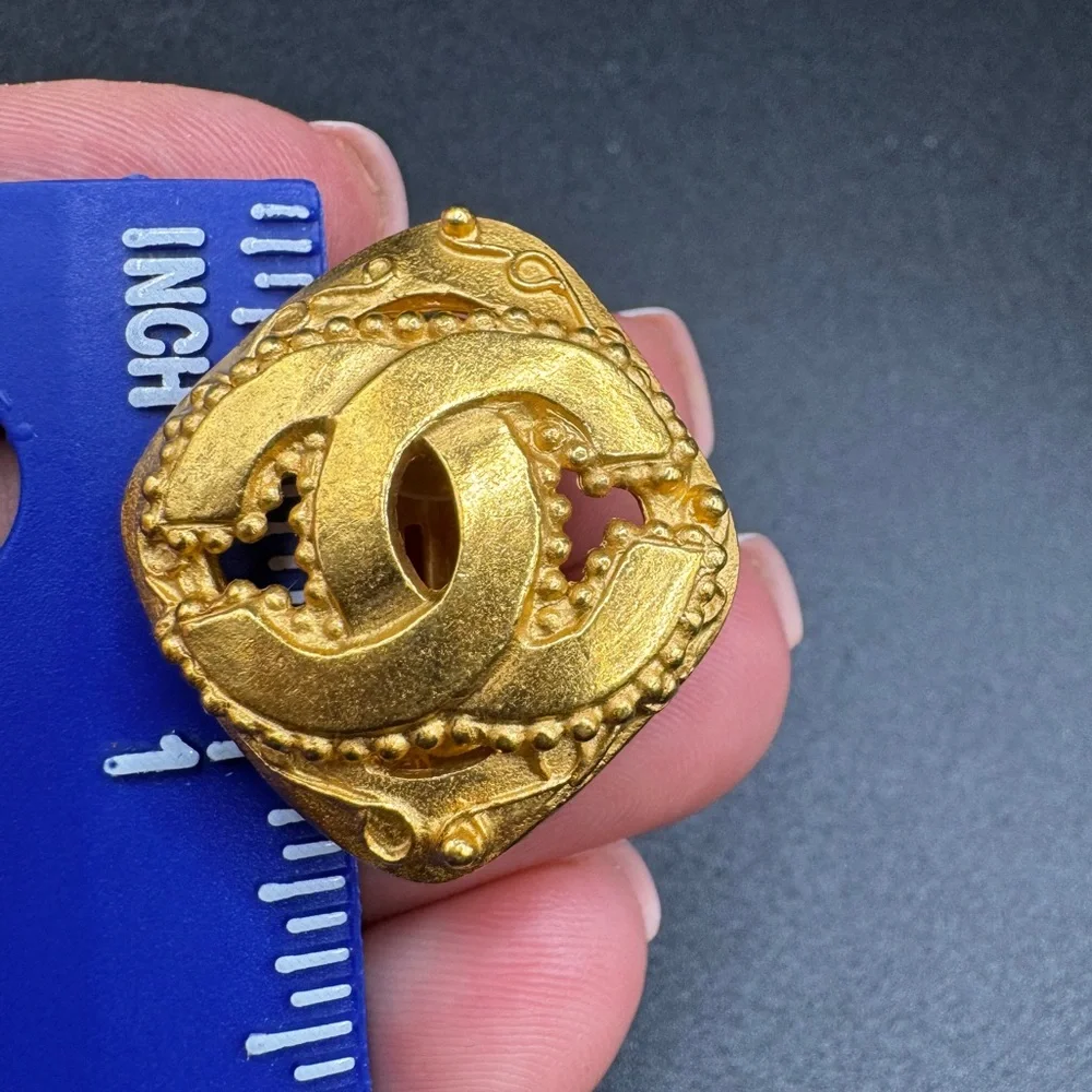 LOT 1413 24K gold plated CHANEL vintage clip on earrings